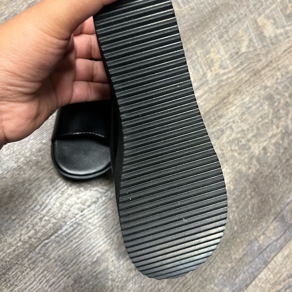 NUO MEI DENG Women's Black Wedge Sandals - Picture 7 of 12